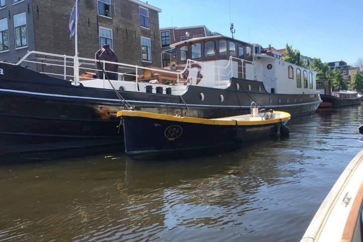 Leiden Private Canal Boat Tour with Drinks and Snacks