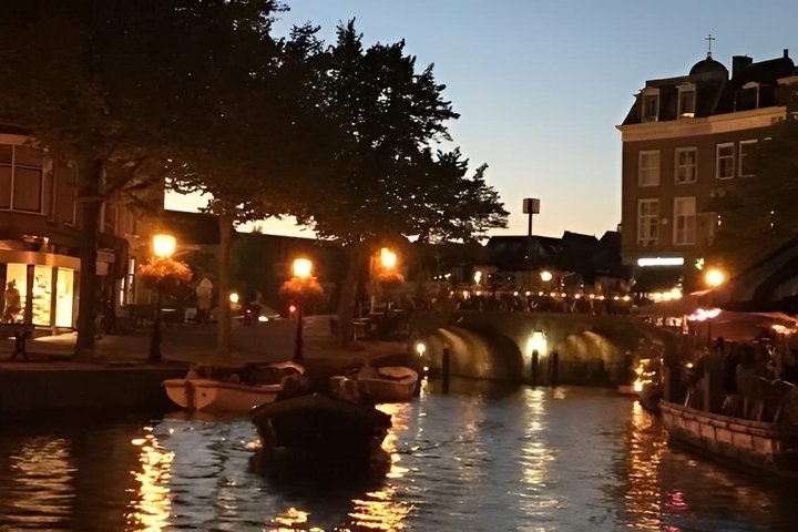 Leiden Private Canal Boat Tour with Drinks and Snacks