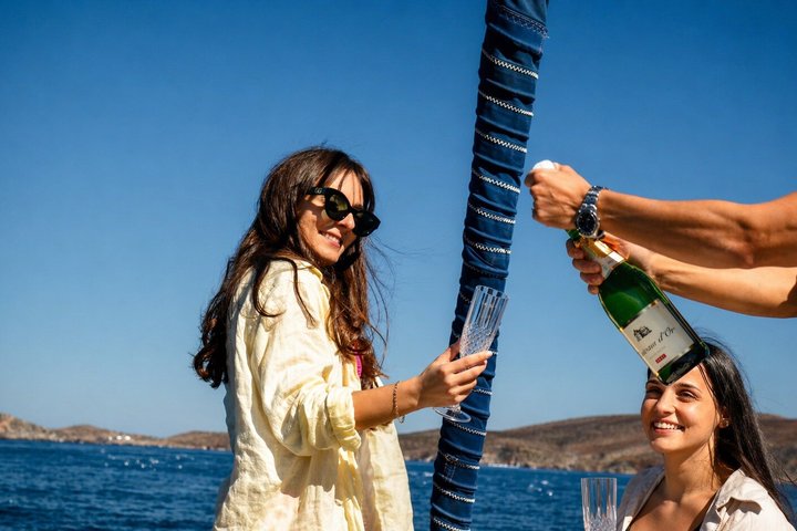 Dia Island Sailing Cruise with Meal and Water Activities