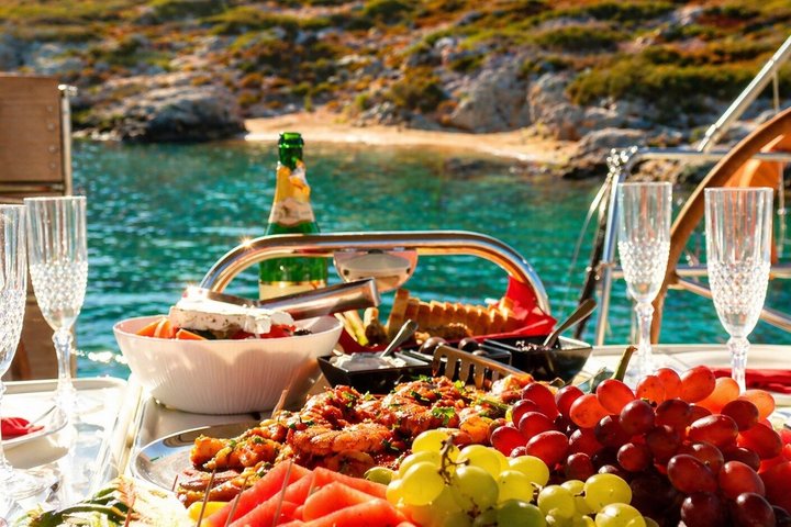 Dia Island Sailing Cruise with Meal and Water Activities