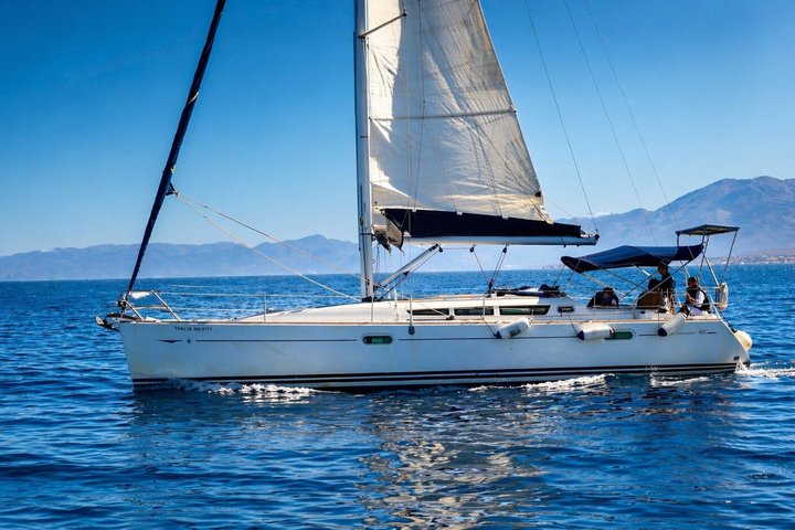 Dia Island Sailing Cruise with Meal and Water Activities