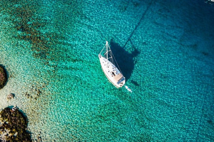 Dia Island Sailing Cruise with Meal and Water Activities