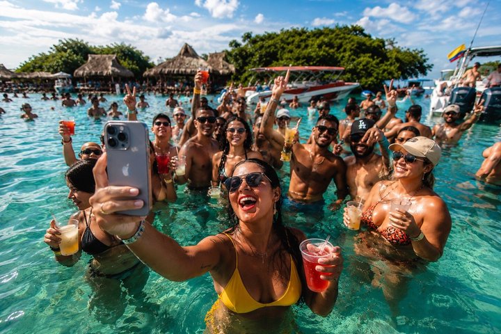 Cartagena Urban Party Boat to Cholón: 5 Stops with Lunch & Drinks
