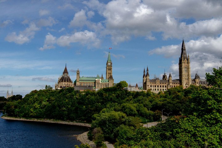 Ottawa Premium City Tour with Parliament Hill & Canal Cruise