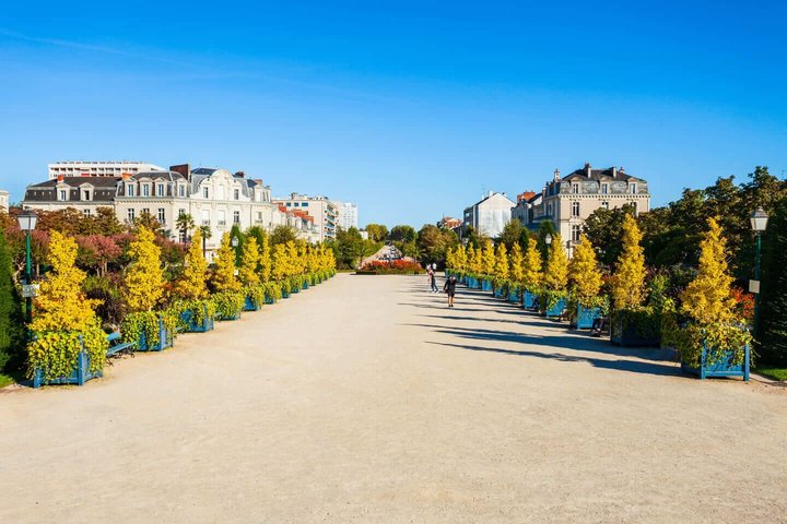 Hello Angers: Private 2 Hour Intro City Walk with Local Guide