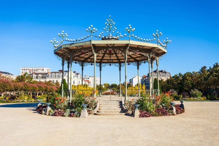 Hello Angers: Private 2 Hour Intro City Walk with Local Guide