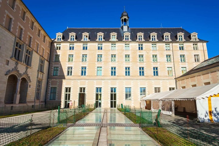 Hello Angers: Private 2 Hour Intro City Walk with Local Guide