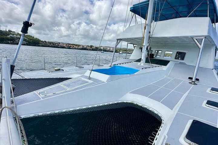 Catamaran Boat with Jacuzzi, drinks and Lunch for up to 15 people