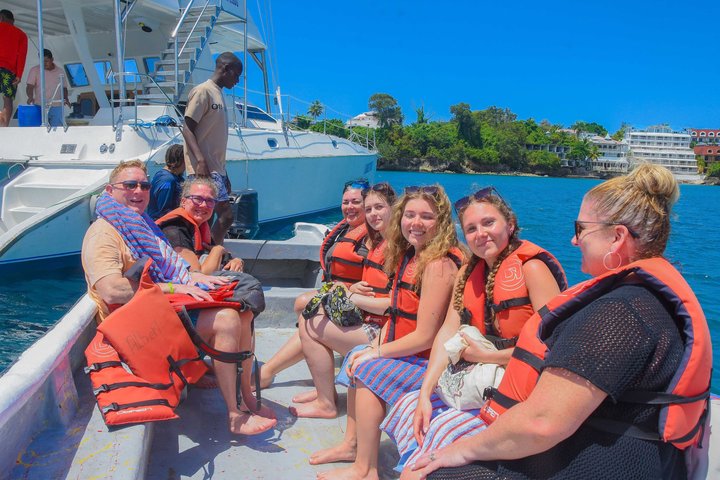 Catamaran Boat with Jacuzzi, drinks and Lunch for up to 15 people