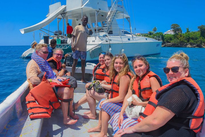 Catamaran Boat with Jacuzzi, drinks and Lunch for up to 15 people