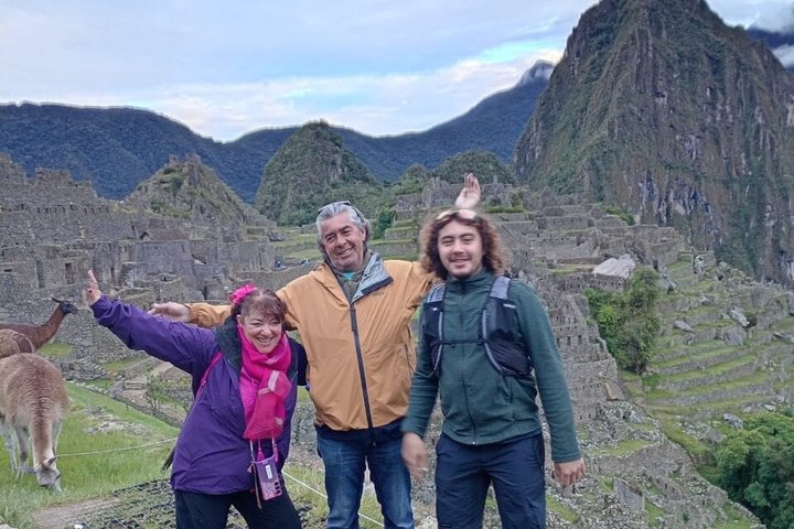 Machu Picchu Shuttle Bus Round-Trip Tickets from Aguas CalienteS