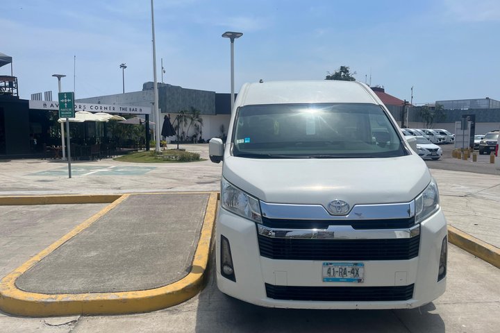 Private Transportation From the Zihuatanejo Airport to Saladita