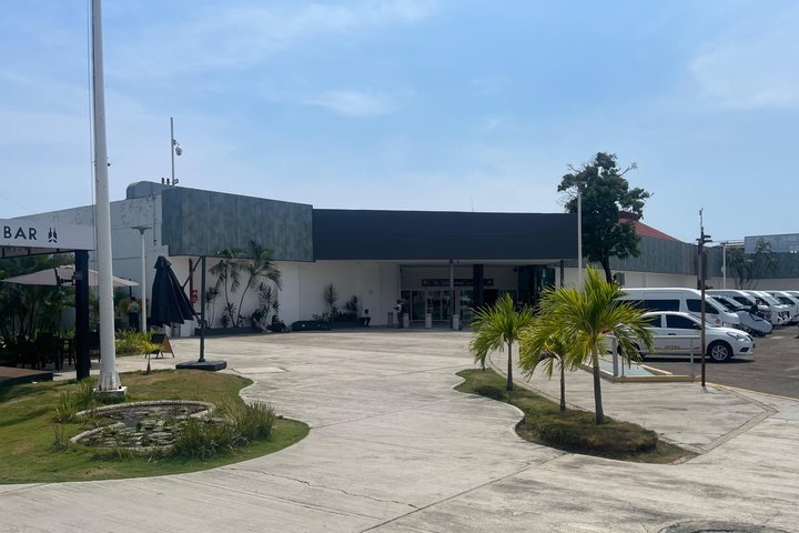 Private Transportation From the Zihuatanejo Airport to Saladita