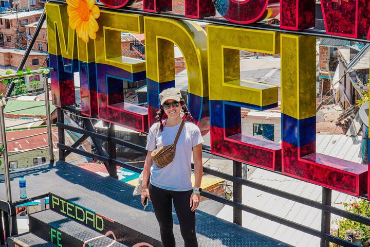Comuna 13 Graffiti Tour with Street Food