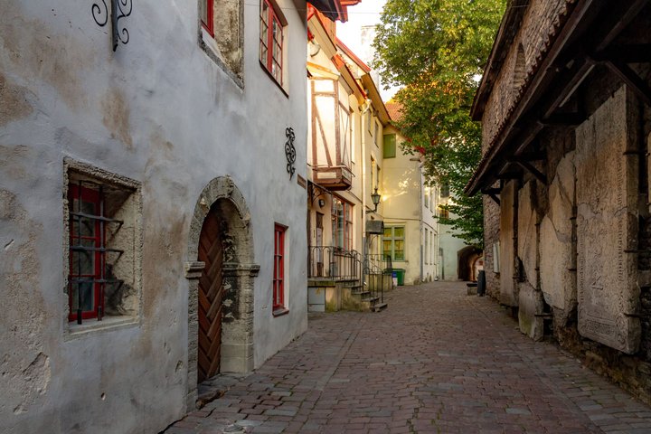 Tales of Old Tallinn 2-hour Walking Tour