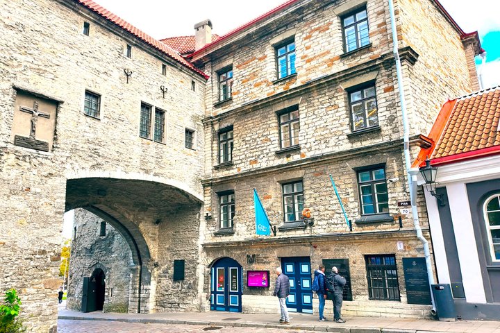 Tales of Old Tallinn 2-hour Walking Tour