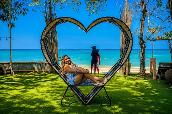 Cartagena Urban Party Boat to Cholón: 5 Stops with Lunch & Drinks