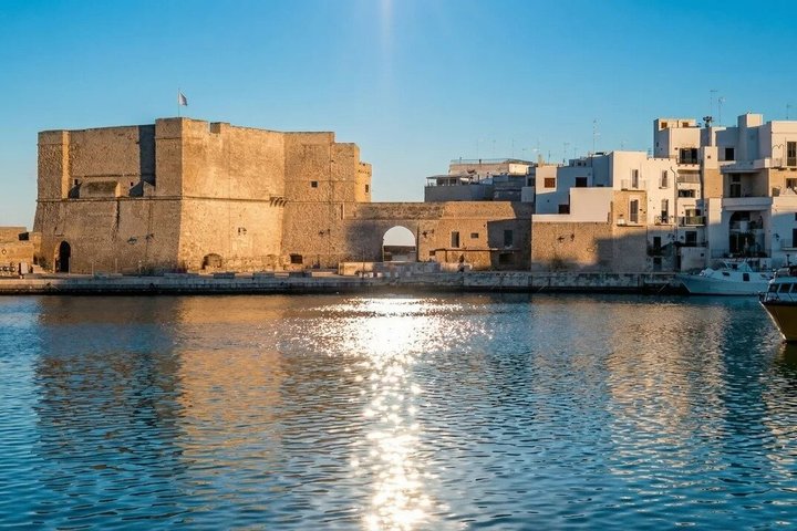 From Monopoli to Polignano : Cave boat tour with aperitif