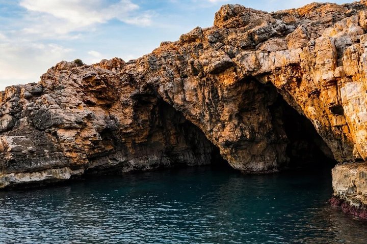 From Monopoli to Polignano : Cave boat tour with aperitif