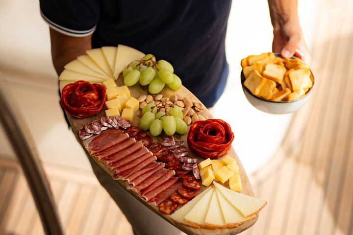 Porto: Luxury Yacht Cruise – 7 Bridges with Wine Tasting & Snacks