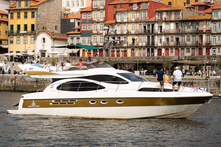 Porto: Luxury Yacht Cruise – 7 Bridges with Wine Tasting & Snacks