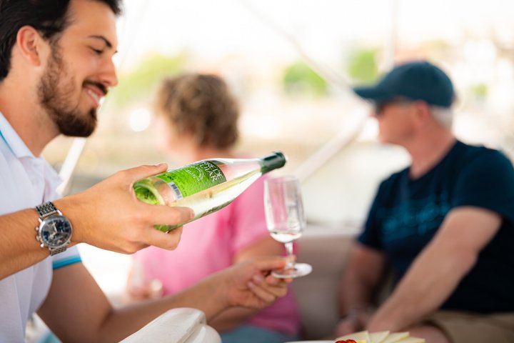 Porto: Luxury Yacht Cruise – 7 Bridges with Wine Tasting & Snacks