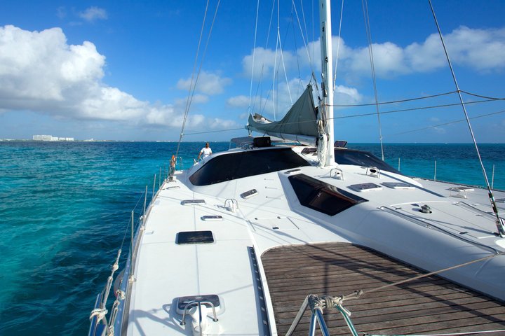 "Isla Mujeres en Catamaran All Inclusive + Free Transportation"