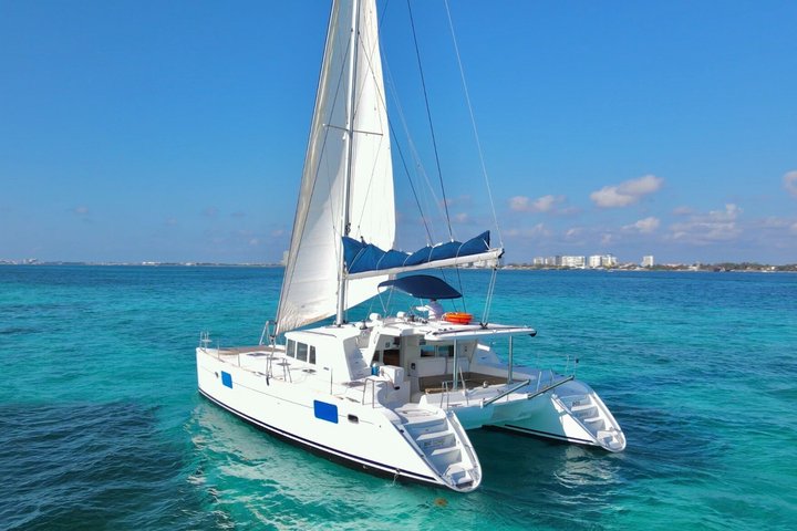 "Isla Mujeres en Catamaran All Inclusive + Free Transportation"