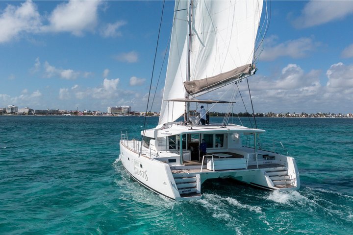 "Isla Mujeres en Catamaran All Inclusive + Free Transportation"