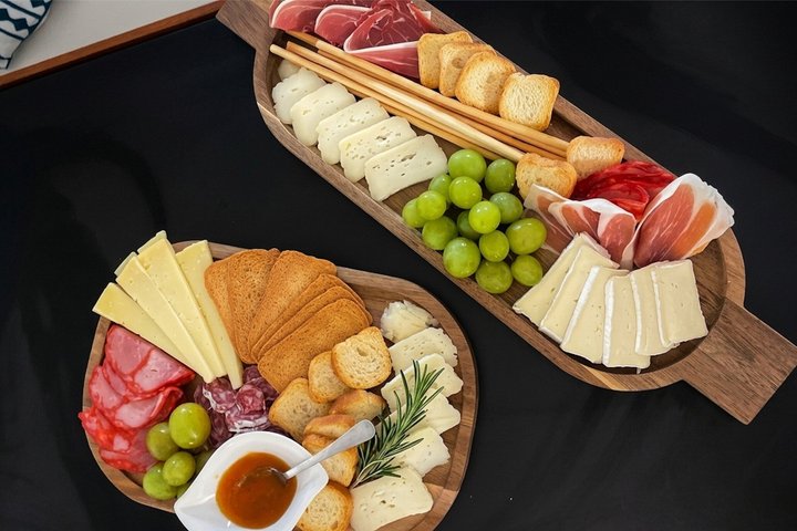 Porto: Luxury Yacht Cruise with wine, snacks & 7 bridges