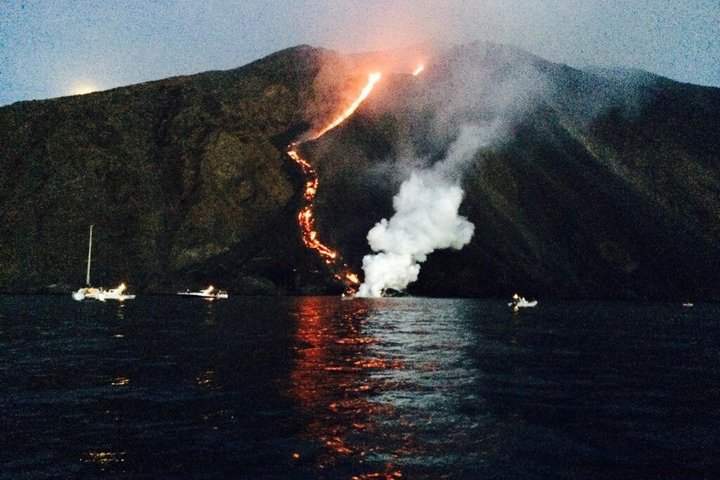Boat Rentals and Private Tours to the Aeolian Islands with Tender