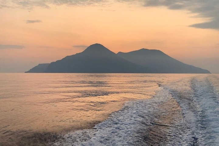 Boat Rentals and Private Tours to the Aeolian Islands with Tender