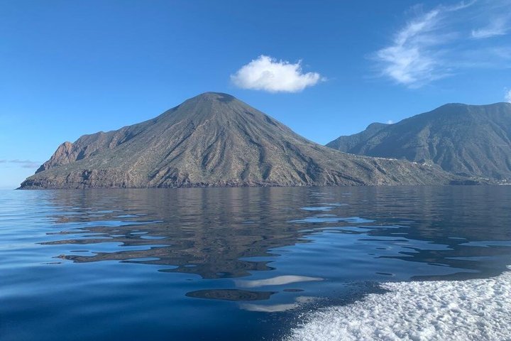 Boat Rentals and Private Tours to the Aeolian Islands with Tender