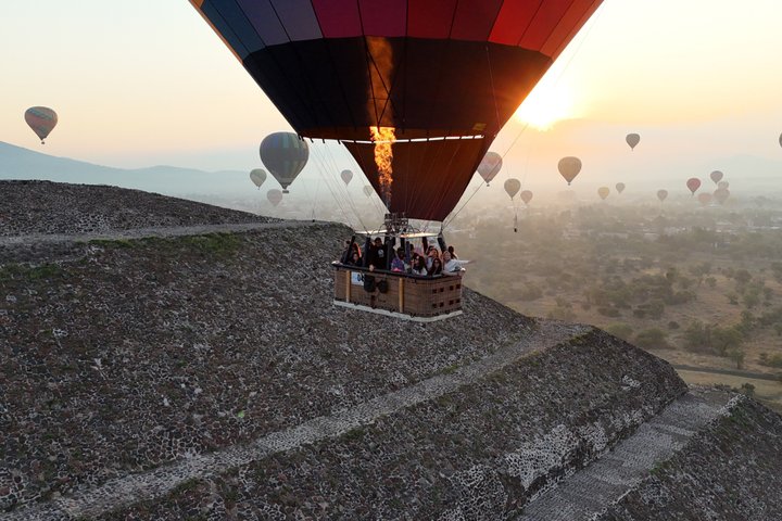 Balloon Flight+Gruta brekfast+Teotihuacan Tour from Mexico City