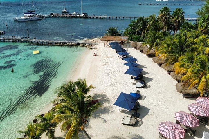 "Isla Mujeres en Catamaran All Inclusive + Free Transportation"