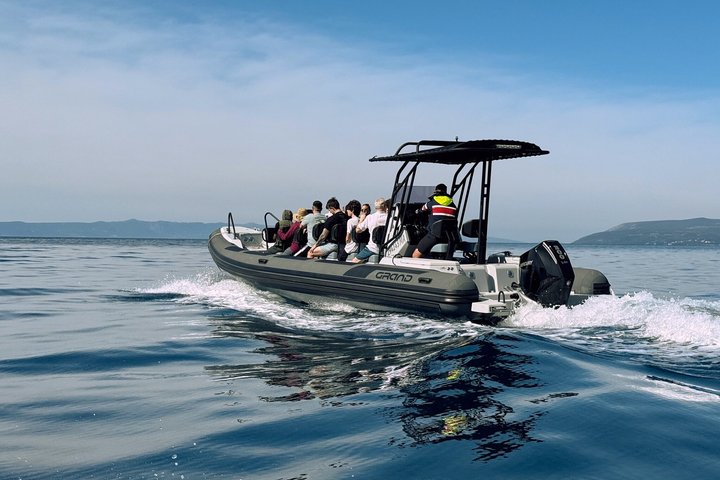 Makarska: 3-Island Speedboat Tour with Cave and Blue Lagoon