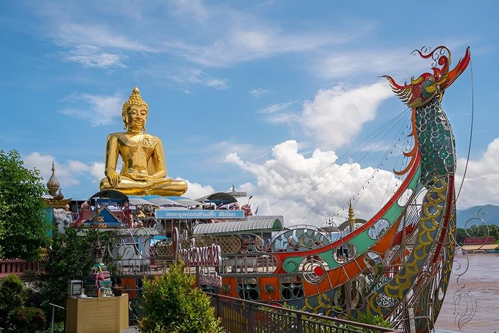 Chiang Rai 7 Highlights: White & Blue Temple, Golden Triangle