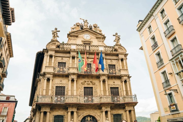 Hello Pamplona: Private 2-Hour Intro City Walk with Local Guide