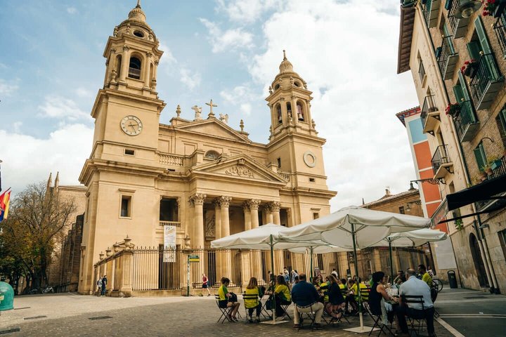 Hello Pamplona: Private 2-Hour Intro City Walk with Local Guide