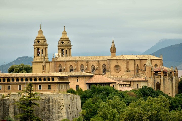 Hello Pamplona: Private 2-Hour Intro City Walk with Local Guide