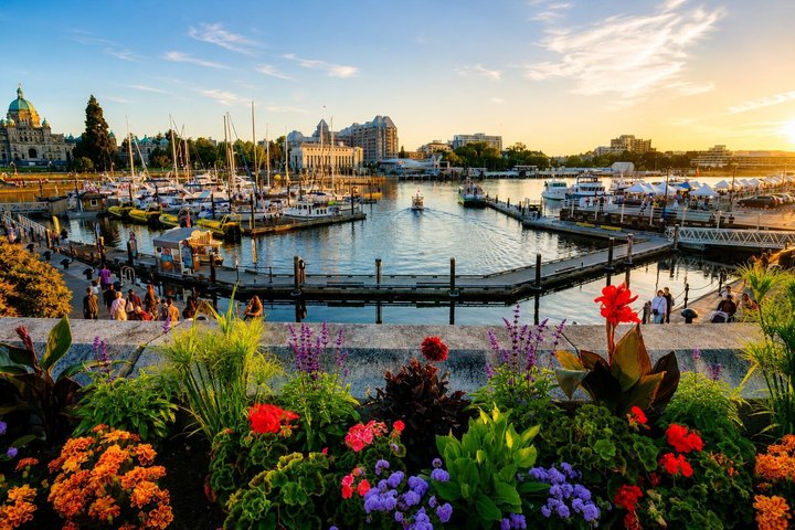 Victoria & Butchart Gardens Tour with Ferry from Vancouver
