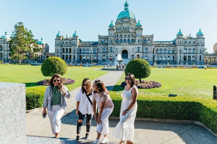 Victoria & Butchart Gardens Tour with Ferry from Vancouver