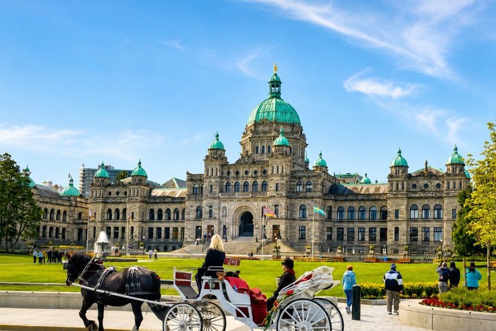 Victoria & Butchart Gardens Tour with Ferry from Vancouver