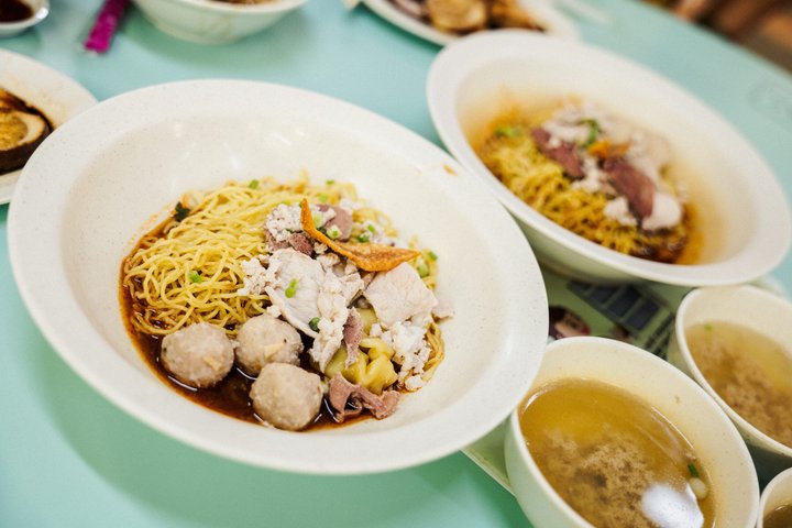 Small Group: Michelin and Local Hawker Food Tour with 9 tastings
