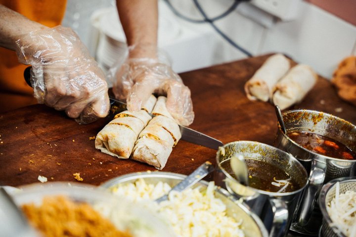 Small Group: Michelin and Local Hawker Food Tour with 9 tastings