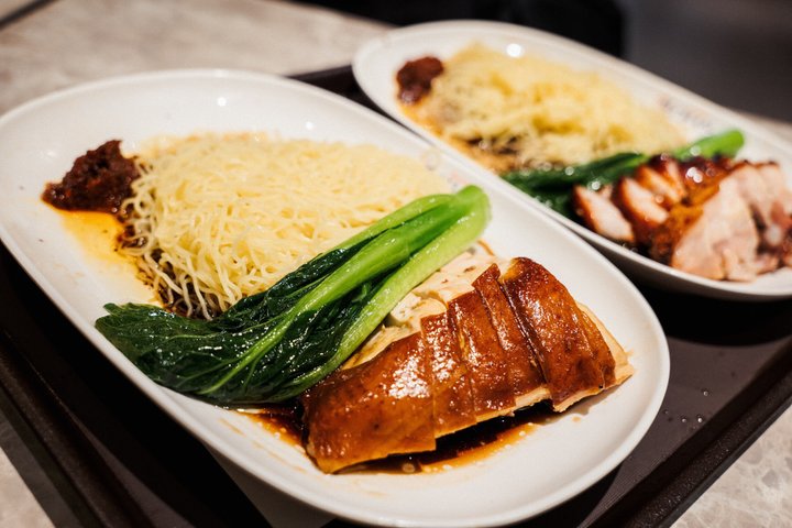 Small Group: Michelin and Local Hawker Food Tour with 9 tastings