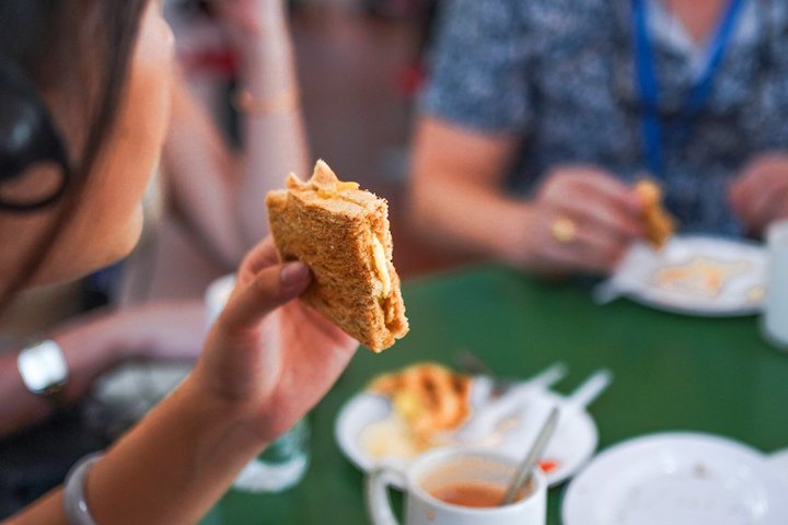 Small Group: Michelin and Local Hawker Food Tour with 9 tastings