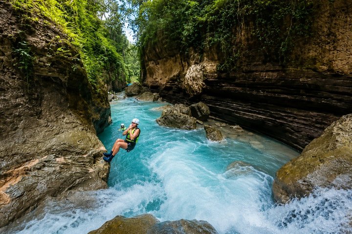 Cebu: Oslob Whale Shark Swimming & Kawasan Falls Canyoneering