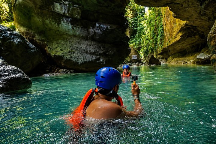 Cebu: Oslob Whale Shark Swimming & Kawasan Falls Canyoneering
