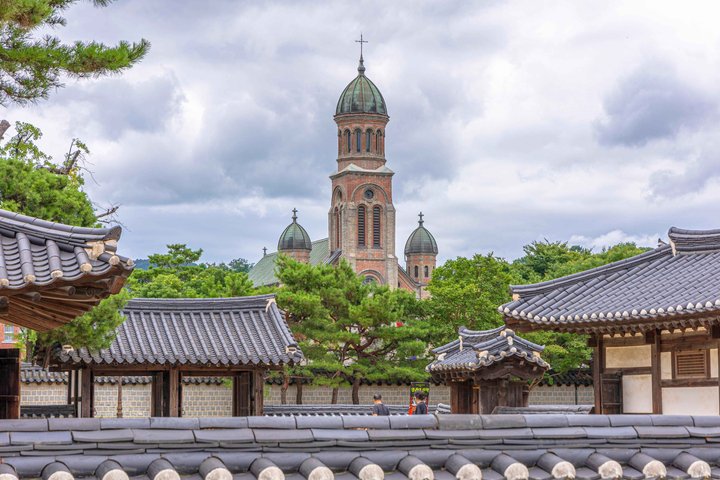 Jeonju Hanok Village and Maisan Mountain Private Group Tour